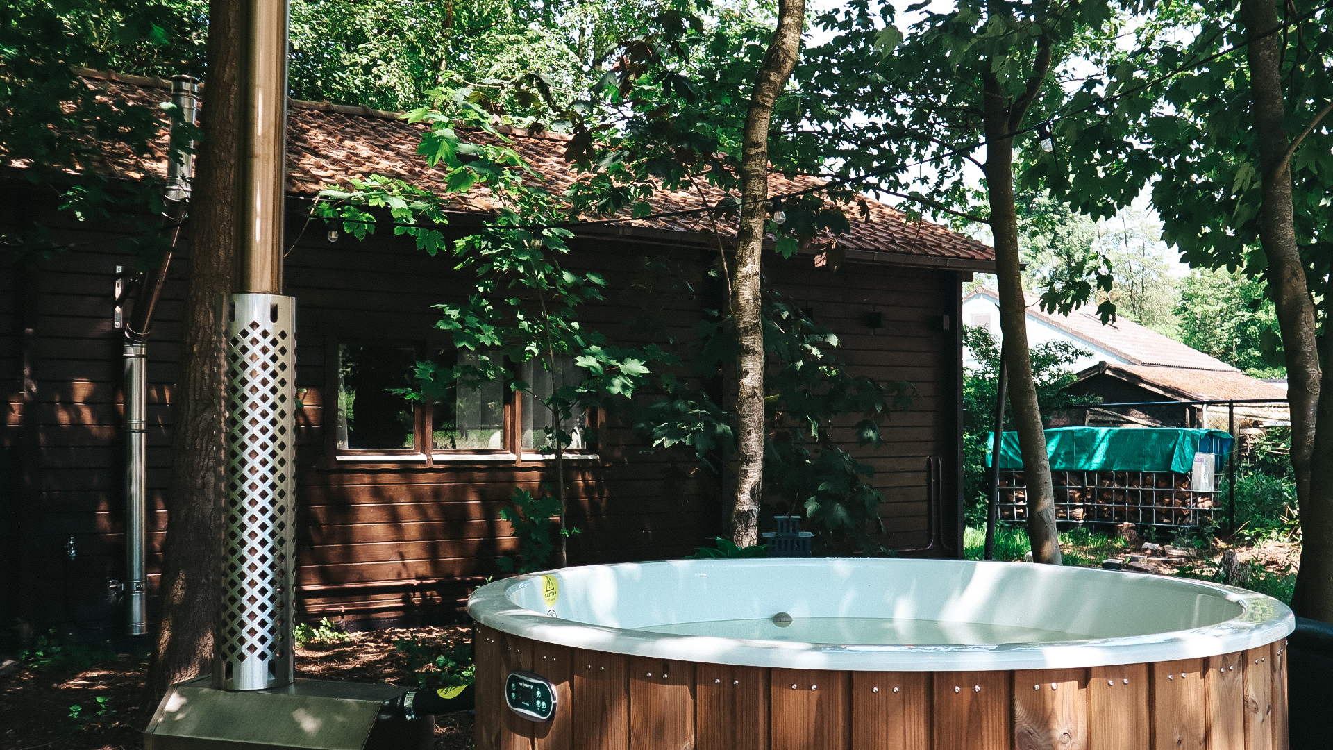 Hottub with cabin in golden hour